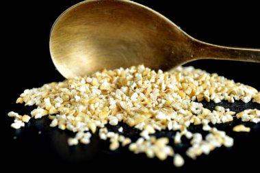 Arpa, siyah arka planda bir kaşık ile inliyor..