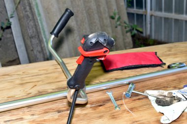 Gaz kontrol kolu, ateşleme anahtarı ve motor hızı kilidi olan bir benzin ayarlayıcısının kabzasına yakın çekim..