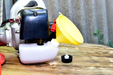 Benzin bidonunun tamiri. Benzin bidonunun benzin deposuna yakın çekim. İçine su bidonu yerleştirilmiş..