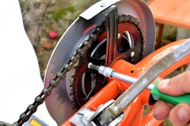 Metal işleme aracıyla dişli cıvatayı sıkılaştırmak.