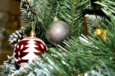 Noel ağacı süslemeleri çerçeveli mutlu noel tebrik kartları cam toplar.