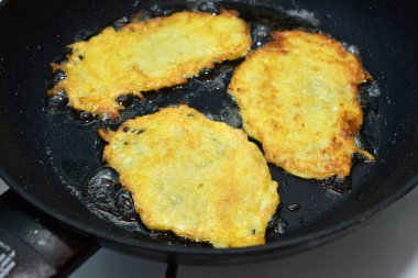 İştah açıcı patatesli krepler tavada kızartılır. Üst Manzara. Yüksek kalite fotoğraf