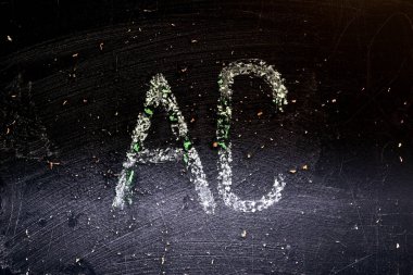 AC belleği ile çalışmak için bir karatahta üzerinde hesap makinesi düğmesinin tebeşir çizimi.