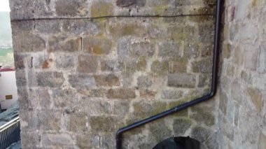 Kilise kulesinin mimari detayları İspanya 'daki Regümiel de la Sierra köyünün üzerinde çarpıcı bir gündoğumuyla birleşti.