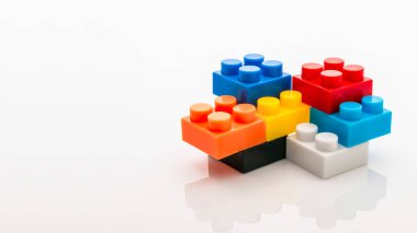 Plastik yapı taşları, çocuklar için oyuncakları bloklamak çok popüler olmalı.