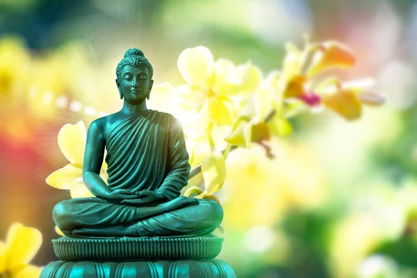 Статуя Будды Медитирует Естественном Размытом Боке Лицензионные Стоковые Изображения
