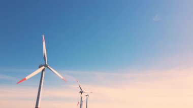 Norveç, Oslo-09 05 2022: Rüzgar çiftliği ve çevre dostu. Alternatif enerji kaynakları ve yenilenebilir enerji kaynakları. Rüzgar türbinleri ve rüzgar türbinlerinde yeşil enerji. Güç üretimi ve enerji santrallerinin jeneratörleri