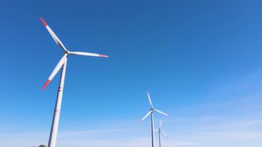 Norveç, Oslo-09 05 2022: Rüzgar çiftliği ve çevre dostu. Alternatif enerji kaynakları ve yenilenebilir enerji kaynakları. Rüzgar türbinleri ve rüzgar türbinlerinde yeşil enerji. Güç üretimi ve enerji santrallerinin jeneratörleri