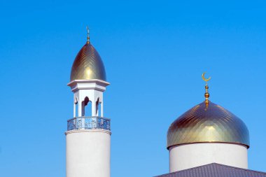 Camide hilal şeklinde ay olan bir Müslüman altın kubbesi. Gökyüzüne karşı minare. Arap günü. Dinin İslam sembolleri. Allah 'a inanın. Caminin tepesindeki hilal.