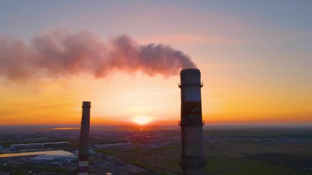 Zonsondergang Boven Industriële Stad Fabrieksschoorstenen Rook Milieuprobleem Van Milieu Luchtvervuiling — Stockvideo