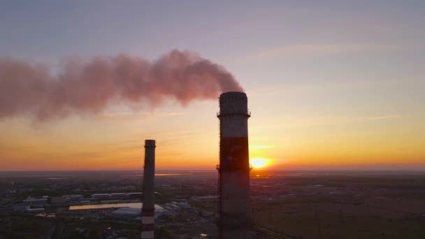 Coucher Soleil Sur Ville Industrielle Cheminées Usine Fumé Problème Environnemental — Video