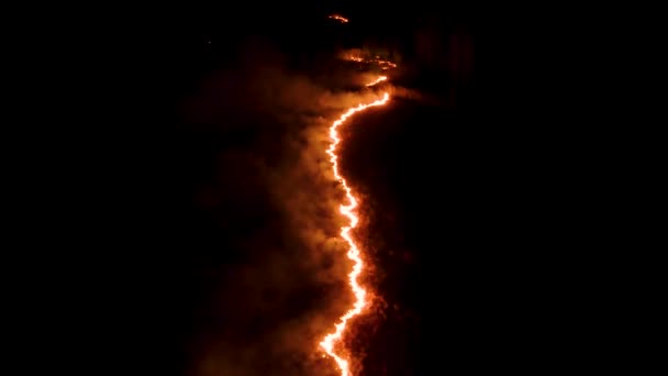 Éjszakai Tűz Erdőben Tűz Füst Epikus Légi Felvétel Egy Füstölgő — Stock videók