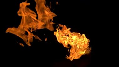 Ateş ve alevlerin yavaş çekim videosu. Bir ateş çukuru, yanan gaz ya da alevlerle yanan benzin. Yakın çekim ve kıvılcımlar, ateş desenleri.