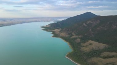 Blue Bay, dağlardaki göl. Turkuaz dağ tepelerindeki rezervler. Kazakistan 'daki Burabai Ulusal Parkı. Sinyukha Dağı' nın dağ sıraları. Bir turizm gezisi. Bir dağın zirvesinde uçmak, drone. göl