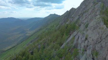 Kazakistan 'ın Burabay Ulusal Parkı. Sinyukha Dağı 'nın sıradağları. Yeşil Dağ 'a bir turist gezisi. Dağ zirvesinde uçmak, hava manzarası, insansız hava aracı.
