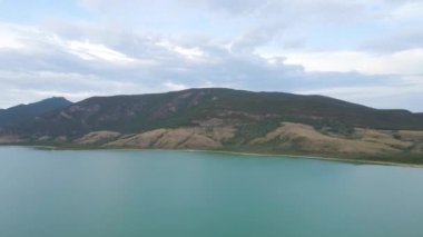 Blue Bay, dağlardaki göl. Turkuaz dağ tepelerindeki rezervler. Kazakistan 'daki Burabai Ulusal Parkı. Sinyukha Dağı' nın dağ sıraları. Bir turizm gezisi. Bir dağın zirvesinde uçmak, drone. göl