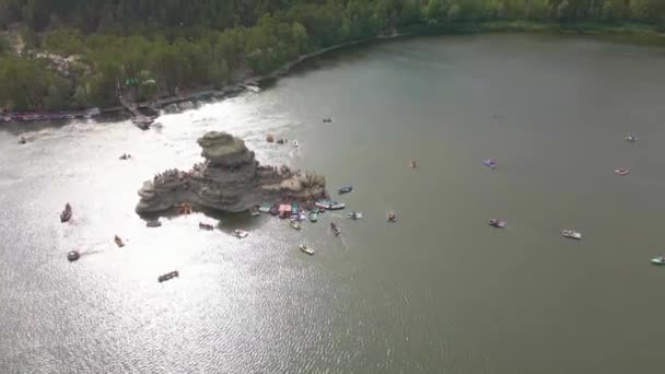 Výlet Lodí Katamaránech Lodích Kamenný Ostrov Zhumbaktas Uprostřed Horského Jezera — Stock video