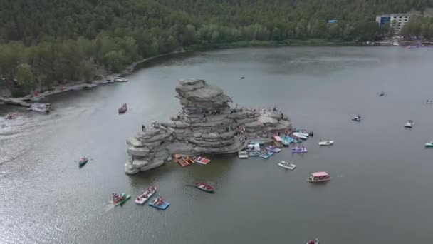 Paseo Barco Catamaranes Barcos Isla Piedra Zhumbaktas Medio Lago Montaña — Vídeo de stock