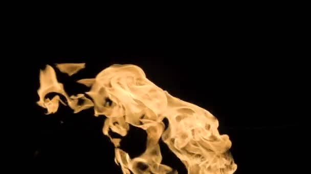 火和火焰的慢镜头 燃烧的气体或汽油与火和火焰一起燃烧 火光和燃烧的火花与火势密切相关 黑暗中的可怕的火光与复制空间 — 图库视频影像