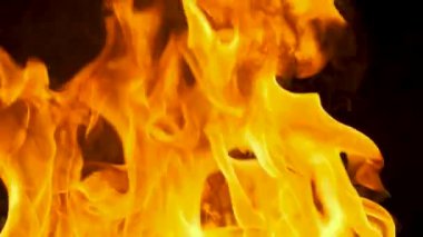 Ateş ve alevlerin yavaş çekim videosu. Bir ateş çukuru, yanan gaz ya da alevlerle yanan benzin. Yakın çekim ve kıvılcımlar, ateş desenleri.
