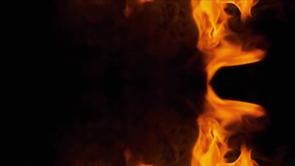 火和火焰的慢镜头 燃烧的气体或汽油与火和火焰一起燃烧 火光和燃烧的火花与火势密切相关 黑暗中的可怕的火光与复制空间 — 图库视频影像