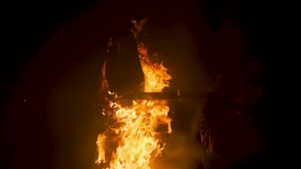 在利益攸关处焚烧受害者的肖像 女巫仪式 黑暗中焚烧女巫是一种宗教传统 魔法和神秘主义的奥秘 异端祭祀 — 图库视频影像