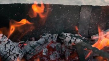 Ateş ve alevlerle dolu yavaş çekim videosu. Ateş ve dumanla yanan odun, yakın plan ateşler ve kıvılcımlar. Brezilya 'da cehennem gibi bir parıltı.