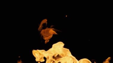 Ateş ve alevlerin yavaş çekim videosu. Bir ateş çukuru, yanan gaz ya da alevlerle yanan benzin. Yakın çekim ve kıvılcımlar, ateş desenleri.