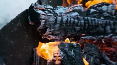 Ateş ve alevlerle dolu yavaş çekim videosu. Ateş ve dumanla yanan odun, yakın plan ateşler ve kıvılcımlar. Brezilya 'da cehennem gibi bir parıltı.