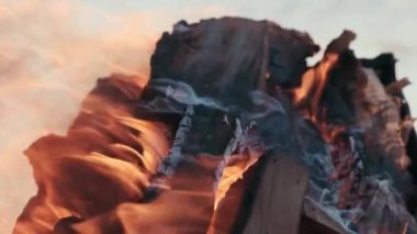 Ateş ve alevlerle dolu yavaş çekim videosu. Ateş ve dumanla yanan odun, yakın plan ateşler ve kıvılcımlar. Brezilya 'da cehennem gibi bir parıltı.