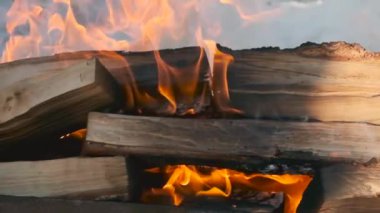 Ateş ve alevlerle dolu yavaş çekim videosu. Ateş ve dumanla yanan odun, yakın plan ateşler ve kıvılcımlar. Brezilya 'da cehennem gibi bir parıltı.