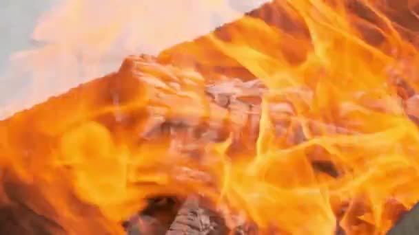 Відео Повільного Руху Вогнем Полум Пожежа Палаючий Двір Вогнем Димом — стокове відео