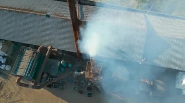 Sigara fabrikası bacaları. Büyük şehirlerdeki çevre kirliliği ve hava kirliliği sorunu. İklim değişikliği, ekoloji ve küresel ısınma. Gökyüzü zehirli maddelerle dumanlı.