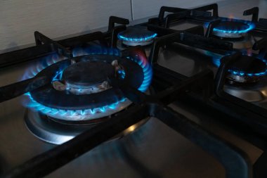 Gaz ocağında mavi yakıt yanığı. Stratejik doğal gaz rezervleri. Sıvılaştırılmış metan, bütan veya propan gazı. Doğal kaynaklar. Ateş