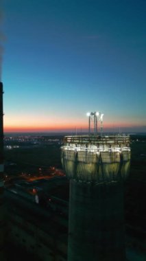 Yüksek bacalı bir elektrik santralinin inşaat sahası. Yüksek seviyede tehlikeli bir iş. Tadilat duman yığınıdır. Müteahhit, yüksek bir binanın bacasını onarıyor..