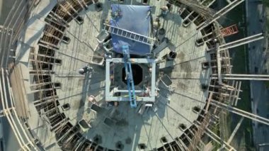 Yüksek bacalı bir elektrik santralinin inşaat sahası. Yüksek seviyede tehlikeli bir iş. Tadilat duman yığınıdır. Müteahhit, yüksek bir binanın bacasını onarıyor..