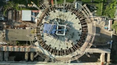Yüksek bacalı bir elektrik santralinin inşaat sahası. Yüksek seviyede tehlikeli bir iş. Tadilat duman yığınıdır. Müteahhit, yüksek bir binanın bacasını onarıyor..