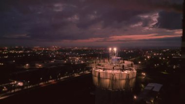 Yüksek bacalı bir elektrik santralinin inşaat sahası. Yüksek seviyede tehlikeli bir iş. Tadilat duman yığınıdır. Müteahhit, yüksek bir binanın bacasını onarıyor..
