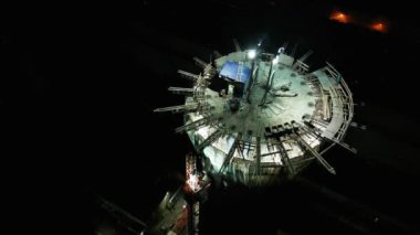 Yüksek bacalı bir elektrik santralinin inşaat sahası. Yüksek seviyede tehlikeli bir iş. Tadilat duman yığınıdır. Müteahhit, yüksek bir binanın bacasını onarıyor..