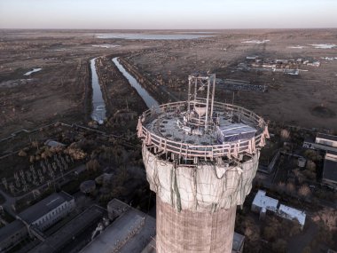Yükseklerde tehlikeli bir iş. Bir elektrik santralinin inşaat sahası yüksek baca. Tadilat bir duman yığınıdır. Müteahhit, yüksek bir binanın bacasını onarıyor.