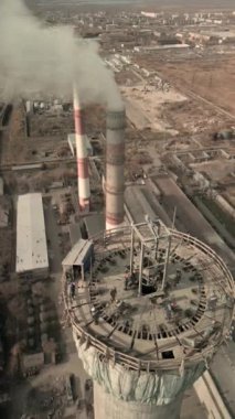 Elektrik santralinde yeni bir baca inşaatı. Yükseklerde inşaat alanı. Miğferli adamlar. Nükleer teknolojiler, nükleer santral inşaatı. Koruyucu kask takan erkek mühendisler..