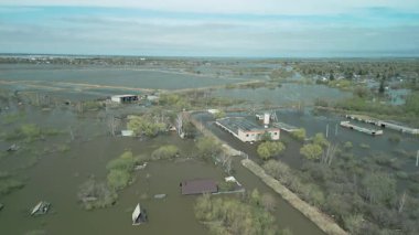 Seller, kasırgalar, küresel ısınma. İklim değişikliği, doğal afetler doğanın tsunamisi. Kıyamet, felaketler. Fırtınalar ve yıkım.