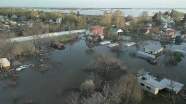 Küresel ısınma, gezegendeki seller. Kıyamet, felaketler, fırtınalar ve yıkım. Doğal afetler, iklim değişikliği, doğanın ayaklanması.