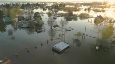Küresel ısınma, gezegendeki seller. Kıyamet, felaketler, fırtınalar ve yıkım. Doğal afetler, iklim değişikliği, doğanın ayaklanması.