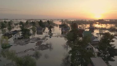 Küresel ısınma, gezegendeki seller. Kıyamet, felaketler, fırtınalar ve yıkım. Doğal afetler, iklim değişikliği, doğanın ayaklanması.