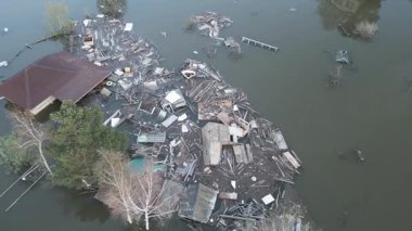 Küresel ısınma, gezegendeki seller. Kıyamet, felaketler, fırtınalar ve yıkım. Doğal afetler, iklim değişikliği, doğanın ayaklanması.