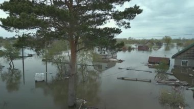 Küresel ısınma, gezegendeki seller. Kıyamet, felaketler, fırtınalar ve yıkım. Doğal afetler, iklim değişikliği, doğanın ayaklanması.