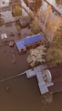 Seller, kasırgalar, küresel ısınma. İklim değişikliği, doğal afetler doğanın tsunamisi. Kıyamet, felaketler. Fırtınalar ve yıkım.
