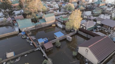 Seller, kasırgalar, küresel ısınma. İklim değişikliği, doğal afetler doğanın tsunamisi. Kıyamet, felaketler. Fırtınalar ve yıkım.