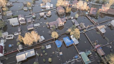 Seller, kasırgalar, küresel ısınma. İklim değişikliği, doğal afetler doğanın tsunamisi. Kıyamet, felaketler. Fırtınalar ve yıkım.